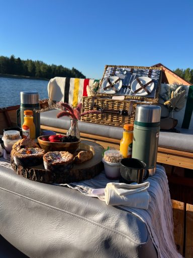 Breakfast on the river